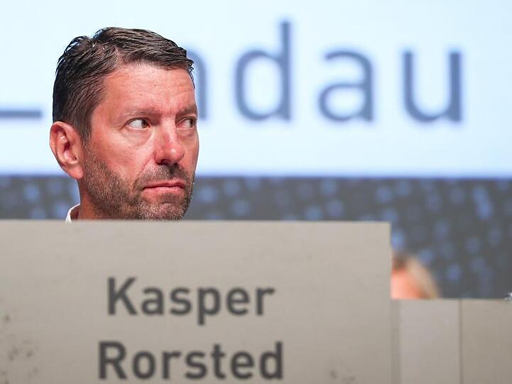 Kasper Rorsted, Vorstandsvorsitzender des Sportartikelherstellers adidas AG, sitzt auf einer Bühne. Foto: Daniel Karmann/Archiv