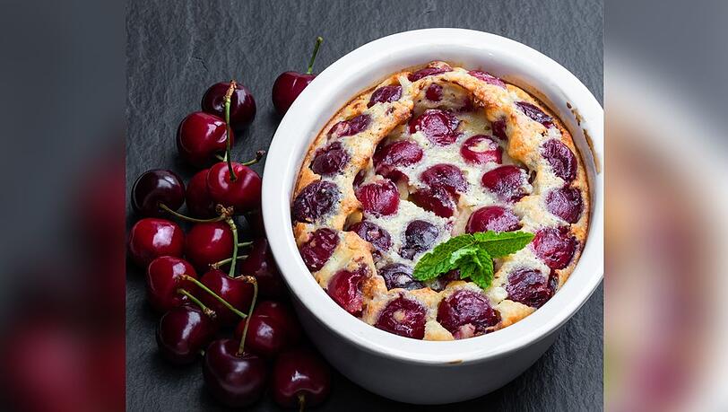 Clafoutis mit Kirschen: Elegant serviert und schnell gebacken.