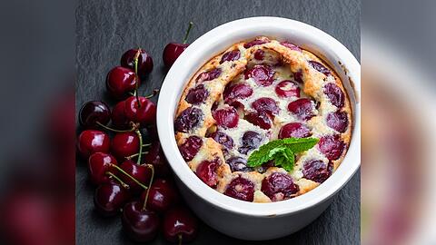 Clafoutis mit Kirschen: Elegant serviert und schnell gebacken.