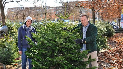 AZ-Christbaumaktion vor dem PEP Neuperlach: Anita und Rupert Bauer verkaufen AZ Christbäume.