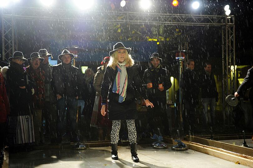 Kimberly Hoppe bei der 7. Angermaier Eisstock-WM in Tracht im Biergarten des Park Café München in München am 19.11.2013
