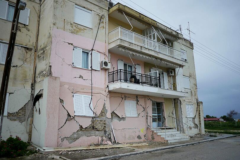 Nach mehreren Erdbeben sind Gebäude und Straßen auf der griechischen Insel Kefalonia stark beschädigt.