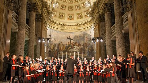 Die Audi-Jugendchorakademie bei einem Konzert im Dom von Forli.