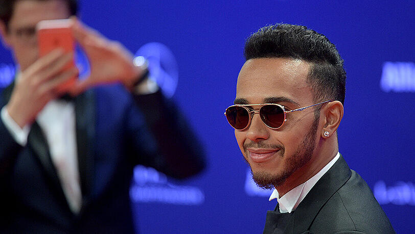Gute Miene zu bösem Spiel: Lewis Hamilton bei den Laureus Awards. Gute Miene zu bösem Spiel: Lewis Hamilton bei den Laureus Awards.