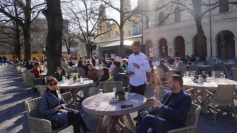 Bei strahlendem Sonnenschein und milden Temperaturen hat am Freitag der Tambosi-Biergarten eröffnet. Die Bilder.
