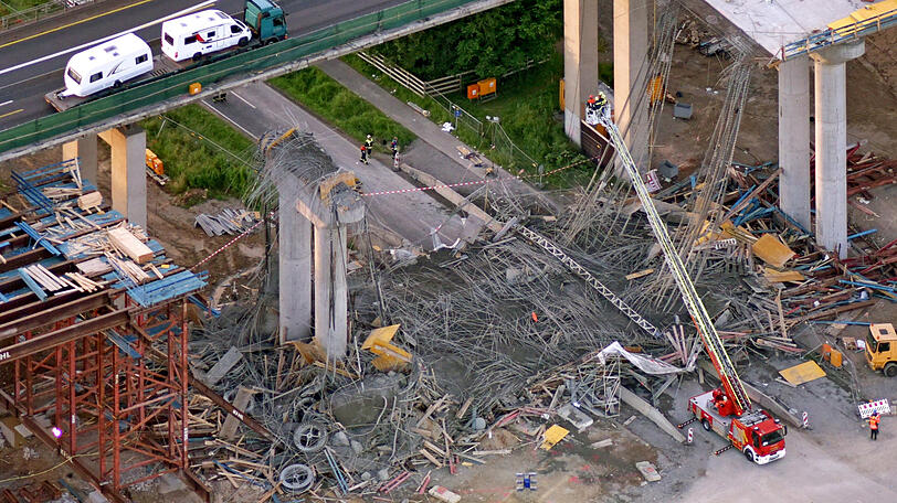 Luftaufnahme vom Mai 2016: Die Unfallstelle an einer Talbrücke der A7 bei Werneck in Bayern.