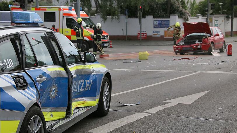 Beide Autos sind schwer beschädigt. Die Insassen beider Fahrzeuge wurden leicht verletzt.
