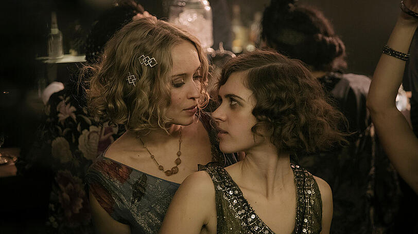 In der dritten Staffel "Babylon Berlin" kommt Charlotte (Liv Lisa Fries, r.) Vera (Caro Cult) näher