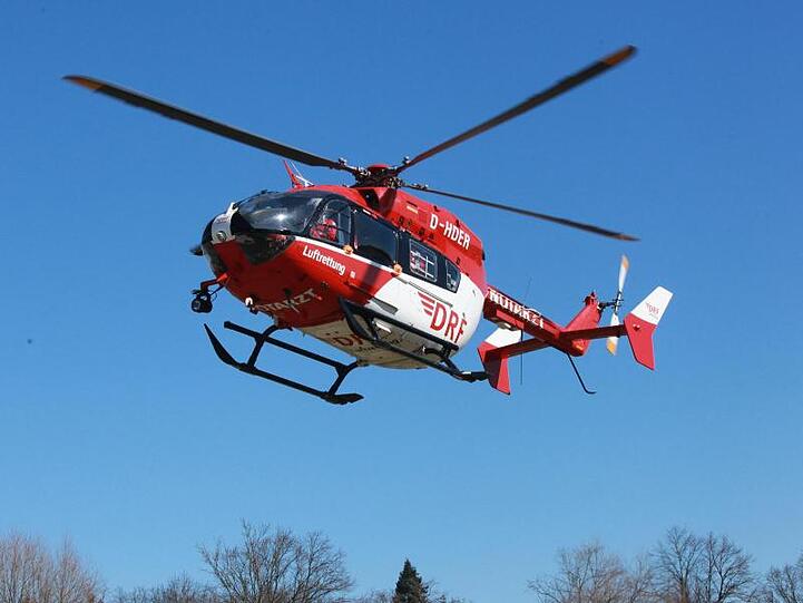 Ein Rettungshubschrauber ist auf dem Weg zu einem Einsatz. Foto: DRF Luftrettung/obs/Archivbild