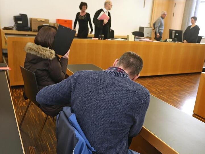 Ein 39-jähriger Mann sitzt im Strafjustizzentrum neben einer 50-jährigen Frau auf der Anklagebank. Foto: Karl-Josef Hildenbrand