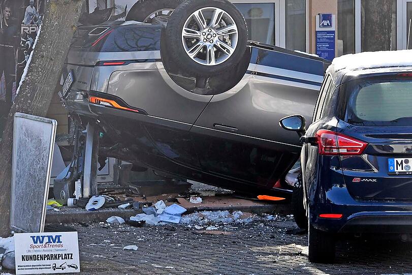 Der Range Rover hinterlässt eine Spur der Verwüstung in Vaterstetten.