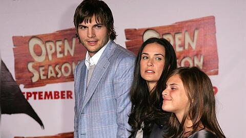 Ashton Kutcher mit Demi Moore und Tallulah Willis (v.l.) im Jahr 2006 in Los Angeles.