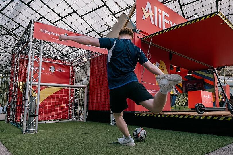 Die AliExpress UEFA EURO 2024™ Roadshow macht Station in München, Stuttgart, Frankfurt, Hamburg und Berlin. Die AliExpress UEFA EURO 2024™ Roadshow macht Station in München, Stuttgart, Frankfurt, Hamburg und Berlin.
