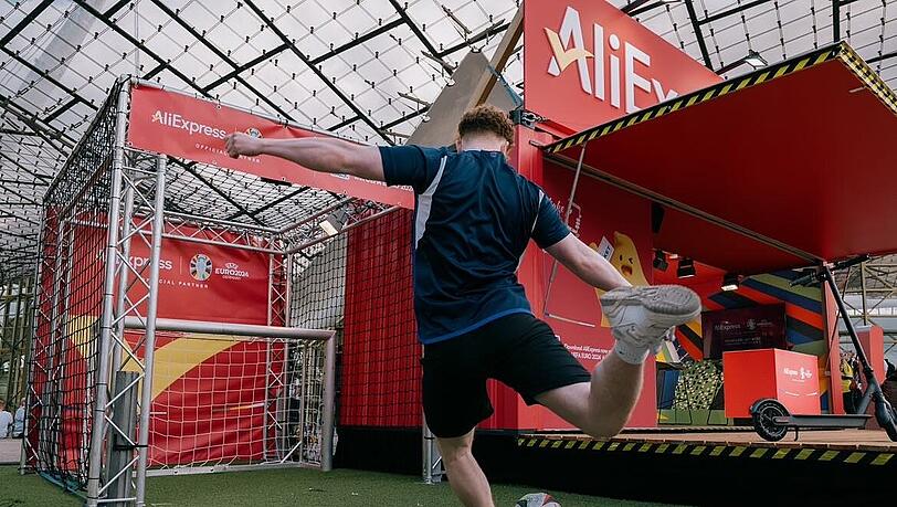 Die AliExpress UEFA EURO 2024™ Roadshow macht Station in München, Stuttgart, Frankfurt, Hamburg und Berlin. Die AliExpress UEFA EURO 2024™ Roadshow macht Station in München, Stuttgart, Frankfurt, Hamburg und Berlin.