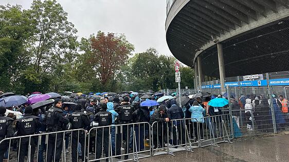 Bei strömendem Regen in Giesing warten die Fans hinter der Westkurve auf den Einlass.
