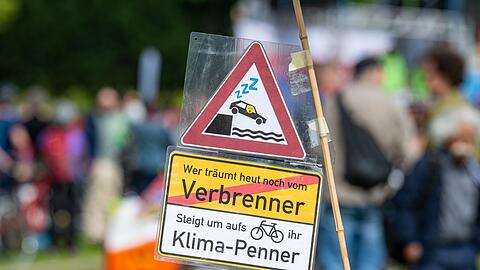 Die Teilnehmerinnen und Teilnehmer demonstrieren gegen die Fortsetzung der IAA Mobility.