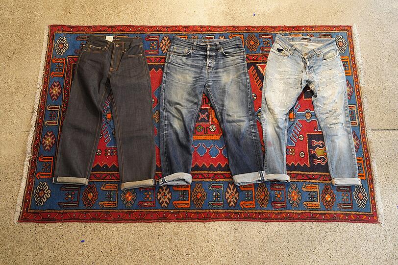 So altert eine Nudie Jeans. Links: ungewaschen. Mitte: vier Jahre alt und fünf Mal gewaschen. Rechts: 17 Jahre alt und 15 Mal repariert. So altert eine Nudie Jeans. Links: ungewaschen. Mitte: vier Jahre alt und fünf Mal gewaschen. Rechts: 17 Jahre alt und 15 Mal repariert.