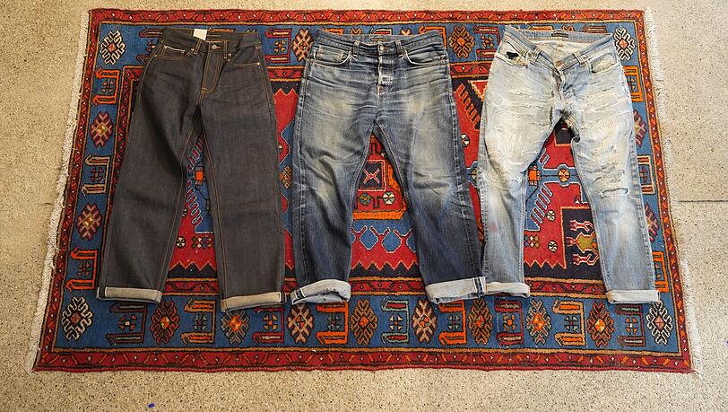So altert eine Nudie Jeans. Links: ungewaschen. Mitte: vier Jahre alt und fünf Mal gewaschen. Rechts: 17 Jahre alt und 15 Mal repariert. So altert eine Nudie Jeans. Links: ungewaschen. Mitte: vier Jahre alt und fünf Mal gewaschen. Rechts: 17 Jahre alt und 15 Mal repariert.