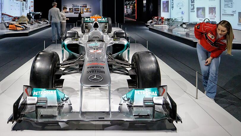 Der Silberpfeil von Michael Schumacher steht im Zentrum der Formula-1-Ausstellung, die nun nach M&uuml;nchen kommt.
