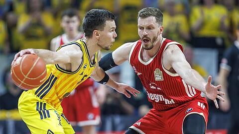 Alba-Spielmacher Martin Hermannsson im Duell mit Bayern-Scharfsch&uuml;tze Andreas Obst.