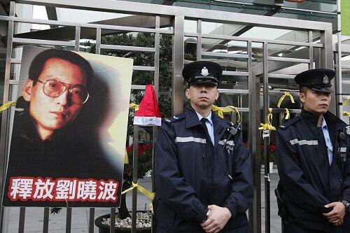 Foto des Bürgerrechtlers Liu Xiaobo vor Chinas Vertretung in Hongkong