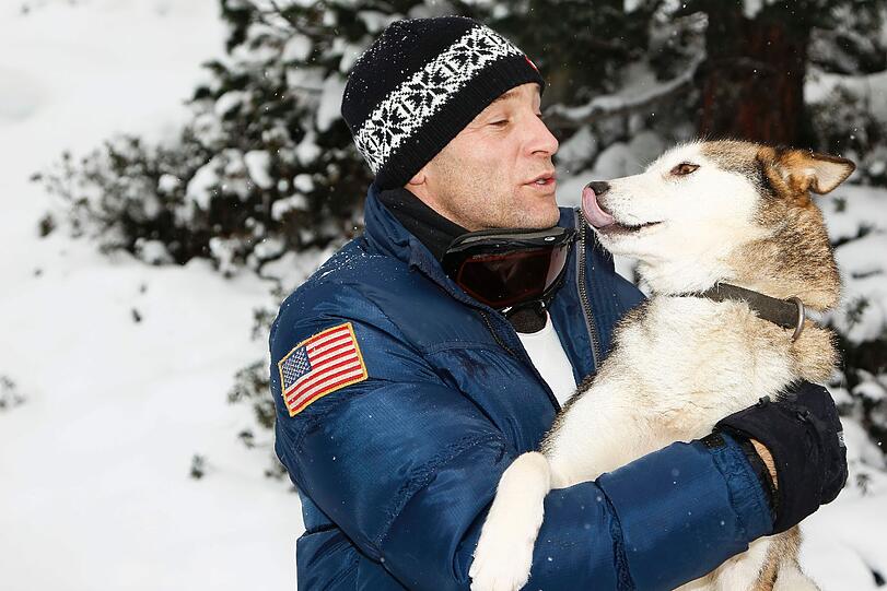 Bussi für den Hund: Schauspieler Bernhard Bettermann beim 4. Tirol Cross Mountain in Kühtai.