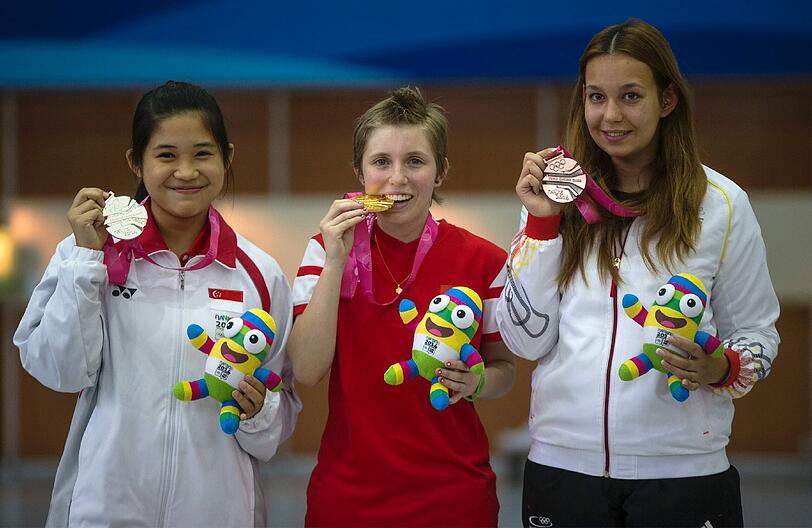 Die Medaillengewinnerinnen versammelt: Sarah Hornung (Mitte, Gold) aus der Schweiz, Martina Lindsay Veloso (Links, Silber) aus Singapore Julia Budde (Recht, Bronze) aus Germany, in der Fangshan Shooting Hall bei den Nanjing 2014 Olympischen Jugenspielen.