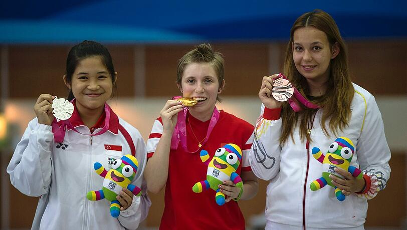 Die Medaillengewinnerinnen versammelt: Sarah Hornung (Mitte, Gold) aus der Schweiz, Martina Lindsay Veloso (Links, Silber) aus Singapore Julia Budde (Recht, Bronze) aus Germany, in der Fangshan Shooting Hall bei den Nanjing 2014 Olympischen Jugenspielen. Die Medaillengewinnerinnen versammelt: Sarah Hornung (Mitte, Gold) aus der Schweiz, Martina Lindsay Veloso (Links, Silber) aus Singapore Julia Budde (Recht, Bronze) aus Germany, in der Fangshan Shooting Hall bei den Nanjing 2014 Olympischen Jugenspielen.