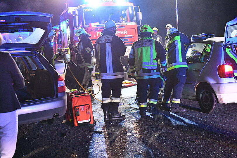 Beim Unfall in Grabenstätt erlitten drei Personen Verletzungen. Die Bilder von der Landstraße.