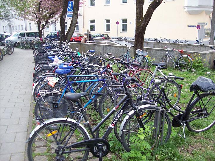 Neben der U-Bahn gibt es jetzt deutlich mehr Fahrradständer. Früher ging's am Kolumbusplatz manchmal recht chaotisch zu...