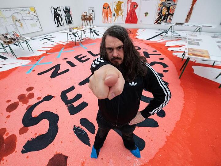 Jonathan Meese, Maler und Aktionskünstler, in der Neuen Pinakothek in München.
