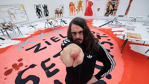 Jonathan Meese, Maler und Aktionskünstler, in der Neuen Pinakothek in München.