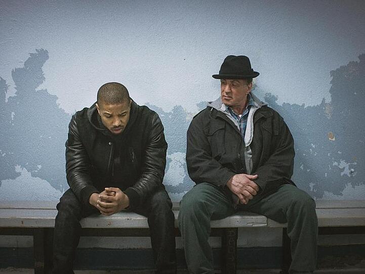 Michael B. Jordan (l) als Adonis Johnson und Sylvester Stallone als Rocky Balboa in "Creed - Rocky's Legacy".