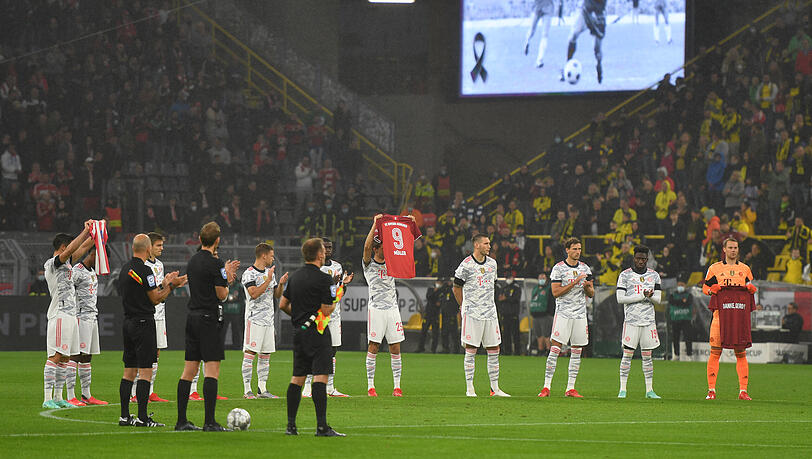 Die Bayern bei der Schweigeminute für Gerd Müller. Robert Lewandowski (l.), Thomas Müller (m.) und Manuel Neuer halten ein spezielles Trikot in die Höhe. Die Bayern bei der Schweigeminute für Gerd Müller. Robert Lewandowski (l.), Thomas Müller (m.) und Manuel Neuer halten ein spezielles Trikot in die Höhe.