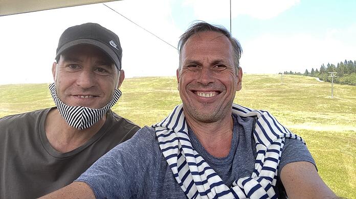 Mehmet Scholl (links) und Achim Bogdahn unterwegs zum Gipfel des Feldbergs in Baden-Württemberg.