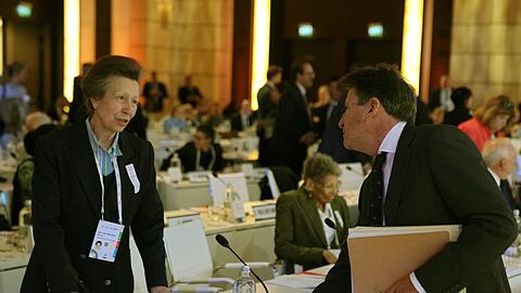 Sebastian Coe (r) würde als IOC-Präsident mit der Politik von Thomas Bach brechen.