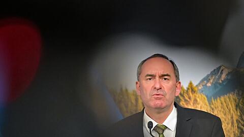 Wirtschaftsminister Hubert Aiwanger (Freie W&auml;hler) hofft auf eine gro&szlig;e Nutzung von Gew&auml;sserthermie in Bayern. (Archivbild)