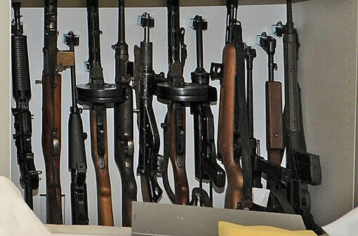 Maschinengewehre, Revolver, Pistolen und jede Menge Munition: Diese und noch mehr Schusswaffen hat die Polizei bei einem Münchner Arzt gefunden. Die Bilder