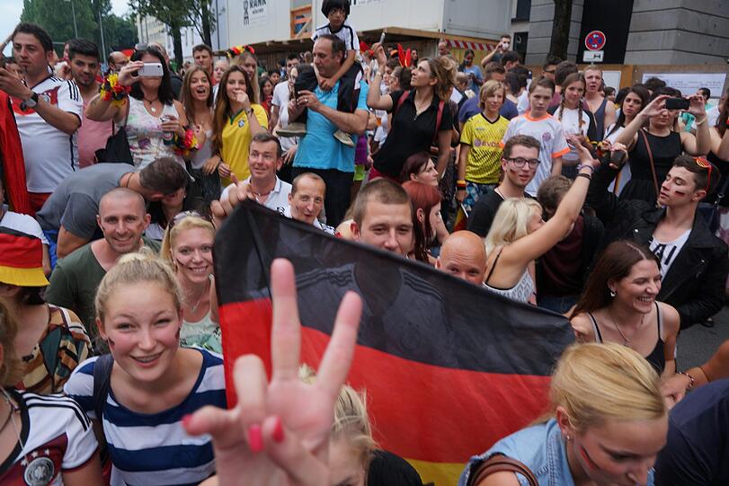 München steht Kopf und feiern den Einzug der deutschen Nationalmannschaft ins Halbfinale der Weltmeisterschaft!