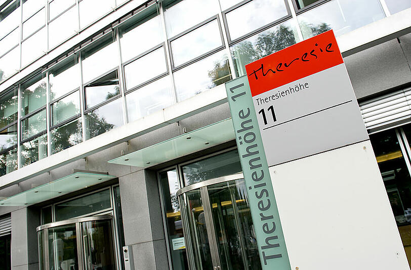 Blick auf den Eingang zum neuen Bürogebäude der Staatlichen Lotterieverwaltung auf der Theresienhöhe in München.