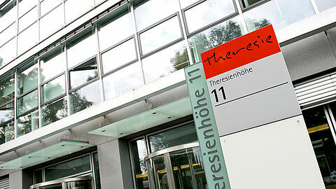 Blick auf den Eingang zum neuen Bürogebäude der Staatlichen Lotterieverwaltung auf der Theresienhöhe in München.