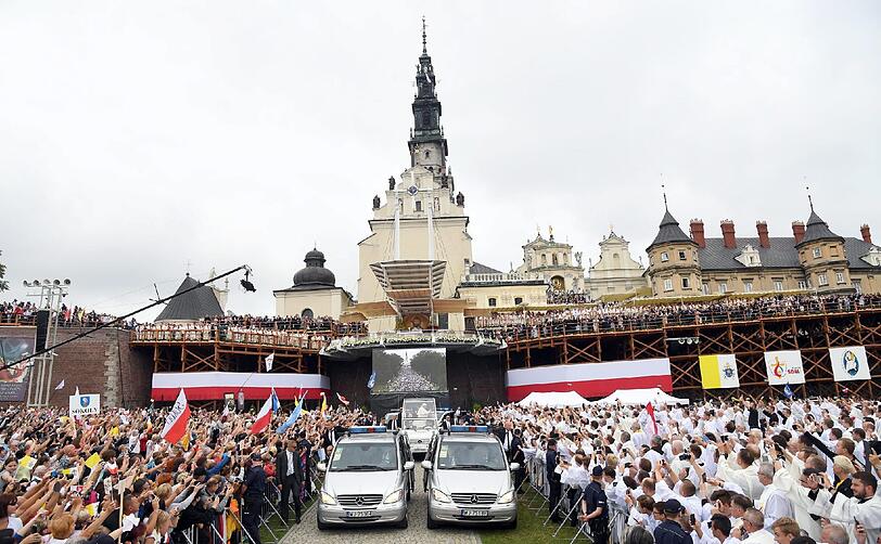 Papst Franziskus bei der Open-Air-Messe im Wallfahrtsort Tschenstochau.