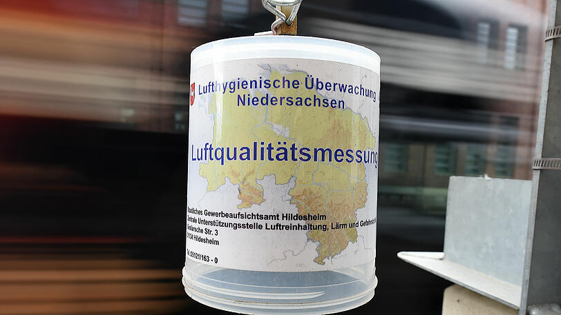 An 57 Prozent der Messstationen an stark befahrenen Straßen überschritten die Werte 2016 im Jahresmittel den Grenzwert.