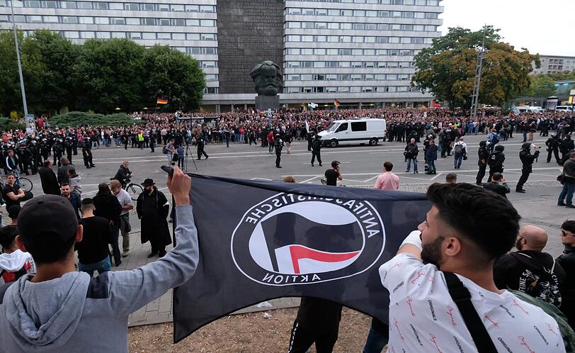 Chemnitz hat sich innerhalb von wenigen Stunden zum Pulverfass entwickelt. Nach dem gewaltsamen Tod eines 35-Jährigen marschierten innerhalb kürzester Zeit rechte Demonstranten auf - ihnen stellten sich am Montag linke Demonstranten gegenüber. Um ein unmittelbares Aufeinandertreffen zu verhindern, rückte die Polizei mit Hundertschaften an. Die Bilder aus Chemnitz.