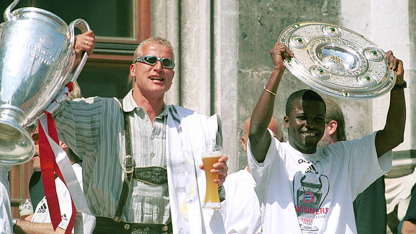Bis heute Kult beim FC Bayern: Sammy Kuffour (re.), hier neben Carsten Jancker, 2001 auf dem Münchner Rathausbalkon.