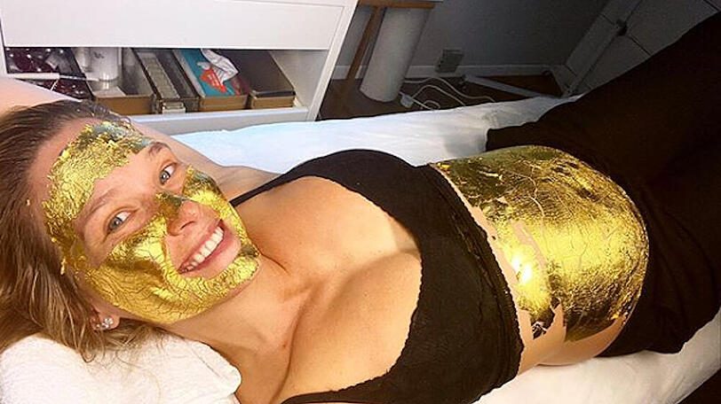 Das Model verwöhnt sich und den Babybauch