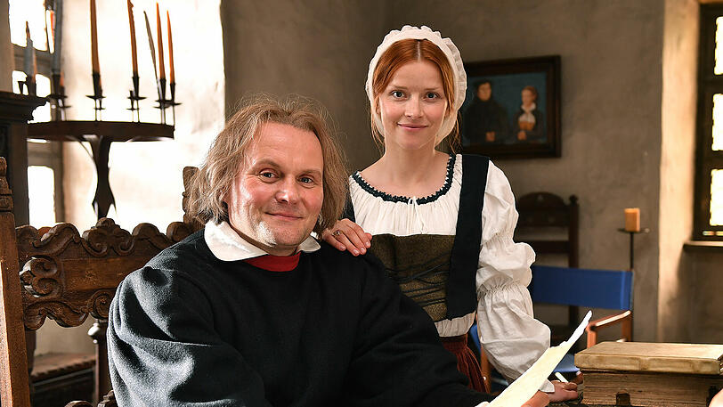 Die Schauspieler Karoline Schuch als Katharina von Bora und Devid Striesow als Martin Luther.