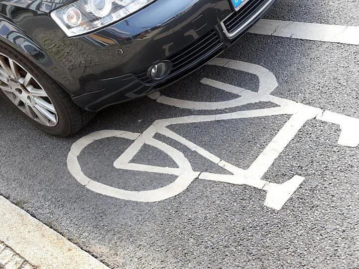 Ständiges Ärgernis: Ein Autofahrer hat sein Fahrzeug auf einem Fahrradweg abgestellt.