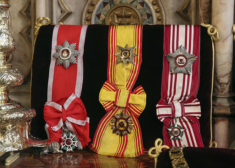 Insignien von Prinz Philip liegen auf dem Altar: Zanzibar Brilliant Star of Zanzibar, Brunei Esteemed Family Order und Singapore Order of Darjah Utama Temasek.