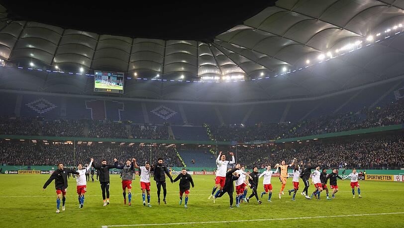 Die Hamburger Spieler feiern den Halbfinaleinzug.